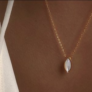 Philos New York Vintage Horse Eye Shell Oval Pendant Necklace